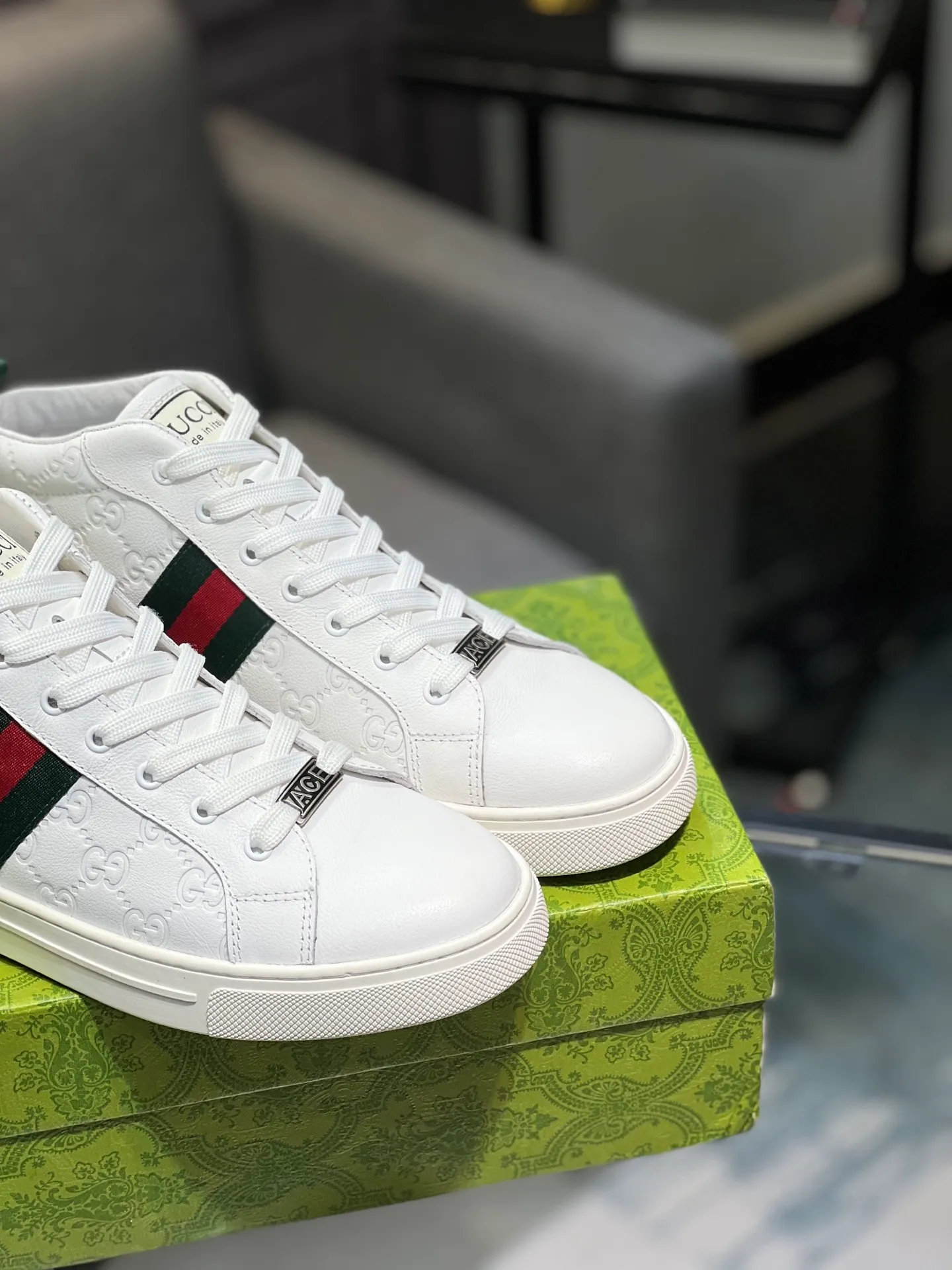 Men's men's shoes 💰460 The new high-top GUCCI (Gucci) counters are launched simultaneously. The new men's shoes, 😘fabrics are selected from imported cowhide, and the lining is sheepskin lining. 👍🏿 High-end ☄️ air-cushion molded anti-slip rubber outsole, exquisite lines, simple and elegant, comfortable and high-end for leisure travel. Code number: 38 to 44 (45 can be customized and cannot be returned or exchanged)